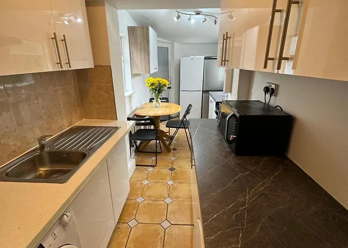 Nice Triple At 2 Iveragh Rd-7 3* Dublin