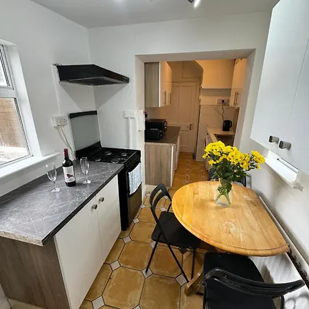 Gasthof Nice Triple At 2 Iveragh Rd-7 3*