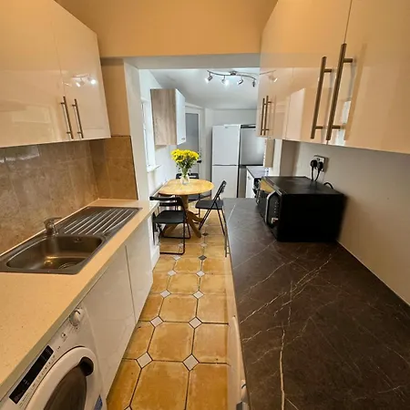 Nice Triple At 2 Iveragh Rd-7 3* Dublin