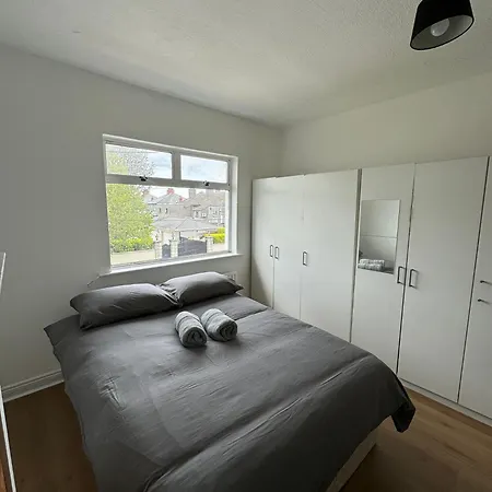 Nice Triple At 2 Iveragh Rd-7 3* Dublin