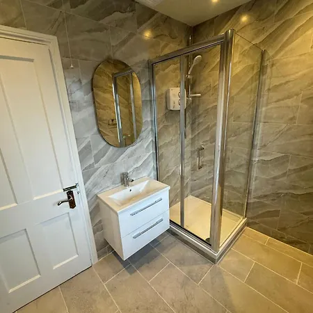 Gasthof Nice Triple At 2 Iveragh Rd-7 3*