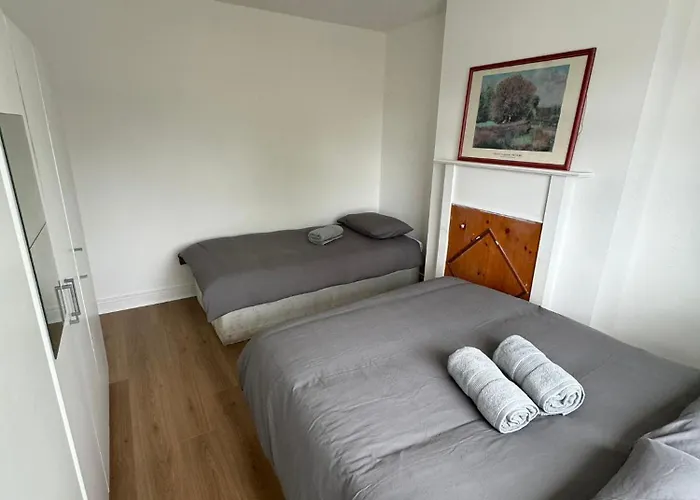 Nice Triple At 2 Iveragh Rd-7 3*